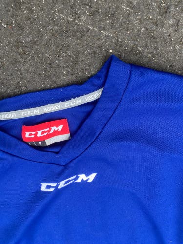 Blue Men's Medium/Large CCM 5000 Jersey (Used)