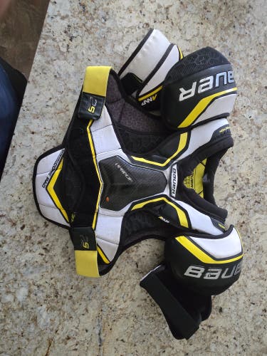 Small Senior Bauer Supreme 2S Pro Shoulder Pads (Used)
