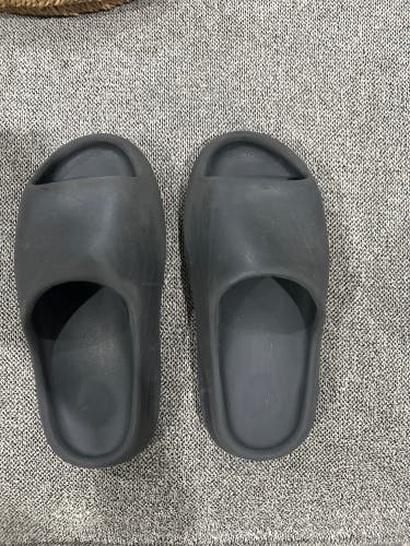 Black Men's Youth Size M 9.0 (W 10.0) Adidas Sandals (Used)