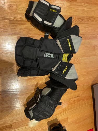 Small / Medium 2024 Warrior RX3E+ Goalie Chest Protector (Used)