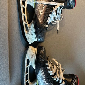 Bauer Vapor Hyperlite Hockey Skates  Size 5.5 (Used)
