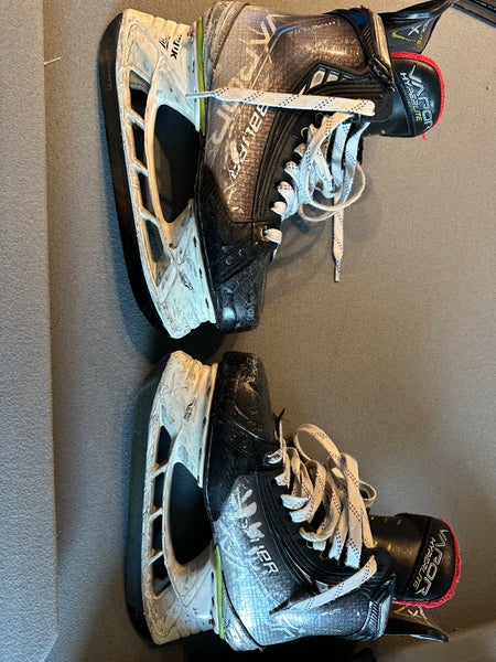 Bauer Vapor Hyperlite Hockey Skates  Size 5.5 (Used)