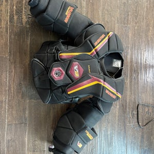 Senior Medium  Vaughn Velocity V9 Goalie Chest Protector (Used)
