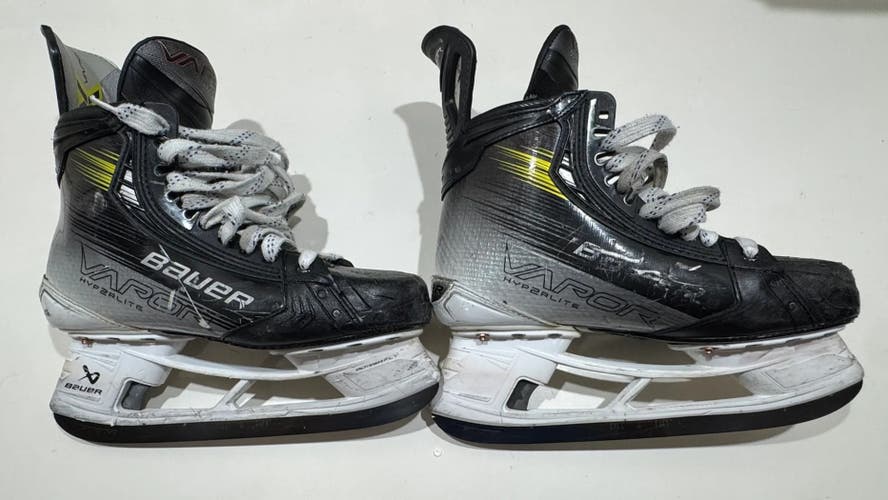 Bauer Vapor Hyperlite 2 Hockey Skates  9 (Used)