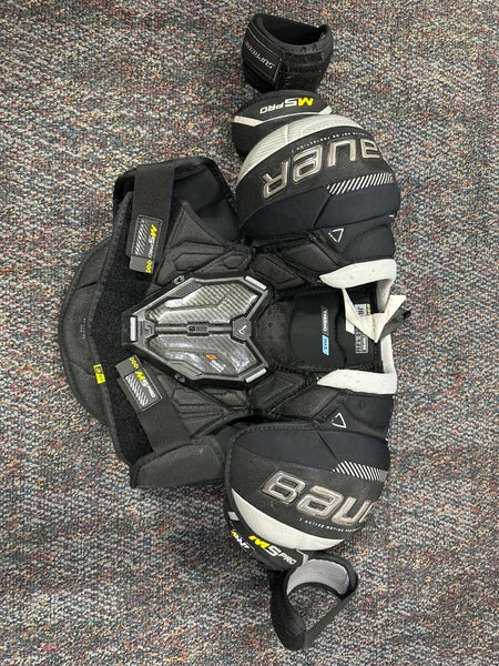 Junior Medium Bauer Supreme M5 Pro Shoulder Pads  (Used)