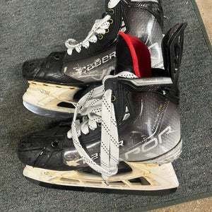 Bauer Vapor Hyperlite Hockey Skates Regular Width 8 (Used)