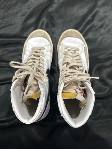 White Men's Youth Size M 8.0 (W 9.0) Nike Blazer Shoes (Used)