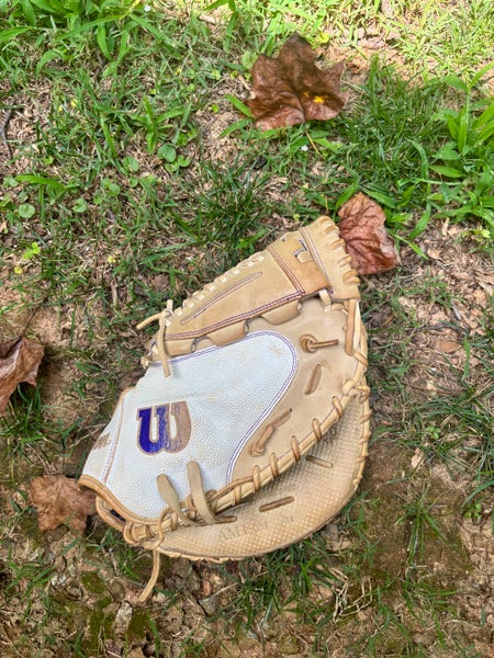 Wilson RH Catcher's A2000 Softball Glove 34" (Used)