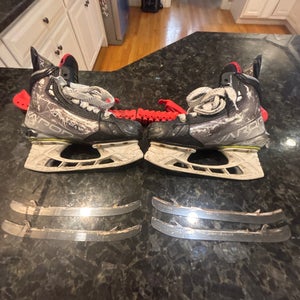 2020 Bauer Vapor Hyperlite Hockey Skates Regular Width   Size 4 (Used)