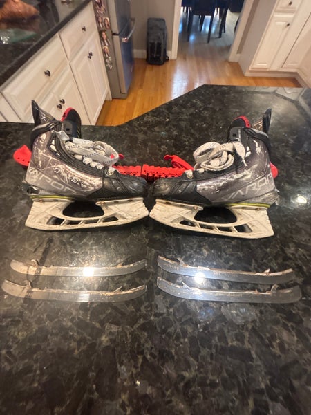 2020 Bauer Vapor Hyperlite Hockey Skates Regular Width   Size 4 (Used)