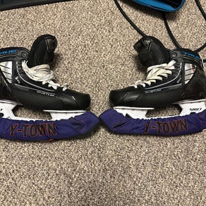 2025 True SVH Hockey Skates Regular Width Pro Stock 8 (Used)