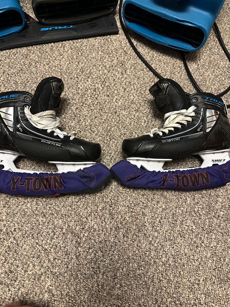 2025 True SVH Hockey Skates Regular Width Pro Stock 8 (Used)