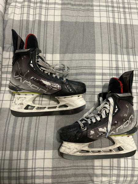 Bauer Vapor Hyperlite Hockey Skates Regular Width 6.5 (Used)