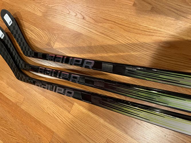 Senior Bauer Vapor Hyperlite 2 Right Handed Hockey Stick P28 (New) - 3 Pack