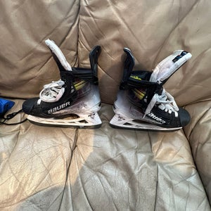 Bauer Vapor Hyperlite 2 Hockey Skates 9.5 (Used)
