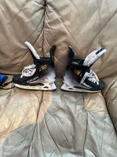 Bauer Vapor Hyperlite 2 Hockey Skates 9.5 (Used)