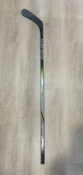Intermediate Bauer Vapor Hyperlite 2 Left Hand Hockey Stick P28 (Used)