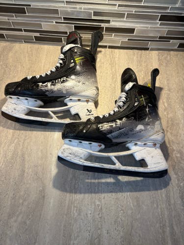 Bauer Vapor Hyperlite 2 Hockey Skates Regular Width 6 (Used)