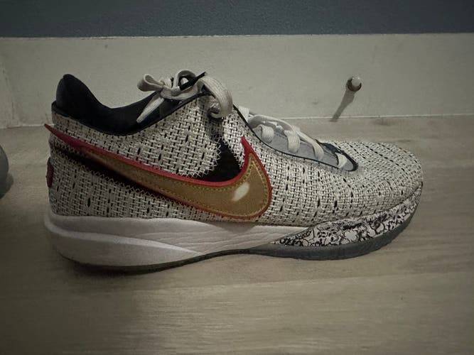 Men's Size M 9.0 (W 10.0) Nike Lebron 20 Shoes (Used)