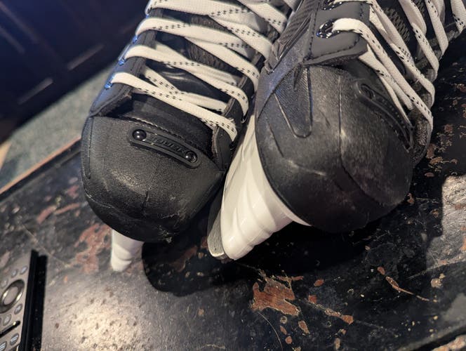 2024 Bauer Vapor VOLT Hockey Skates Regular Width Size 3 (Used)
