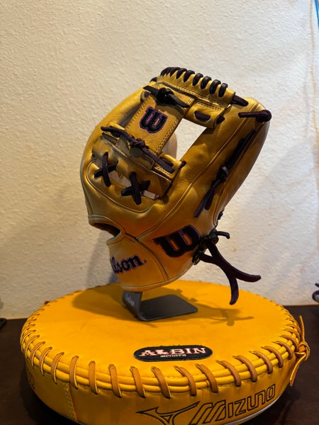 Wilson RH Infield A2000 Baseball Glove 11.75" (Used)