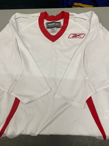 Nearly NEW Reebok mens large practice jersey