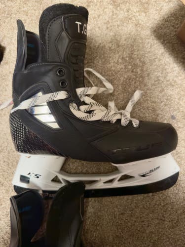 True Pro Custom Hockey Skates Regular Width  Pro Stock 8.5 (New)
