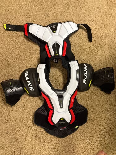 Senior Medium Bauer Vapor Hyperlite Shoulder Pads (New)