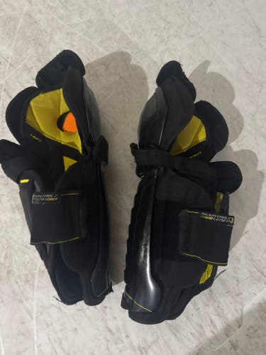Junior CCM Tacks 9080 14" Shin Pads (Used)
