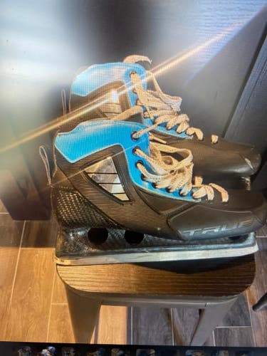 2023 True One Piece Hockey Goalie Skates Regular Width Pro Stock 10 (Used)