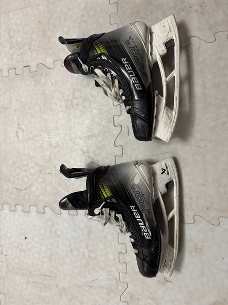 Bauer Vapor Hyperlite 2 Hockey Skates Regular Width  9 (Used)