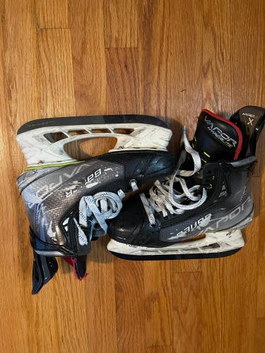 Bauer Vapor Hyperlite Hockey Skates Regular Width Size 4.5 (Used)