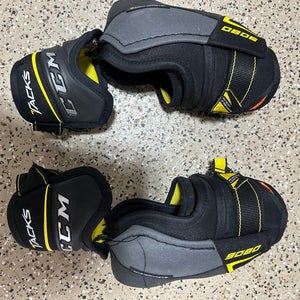 Medium Senior CCM Tacks 9080 Elbow Pads (New)