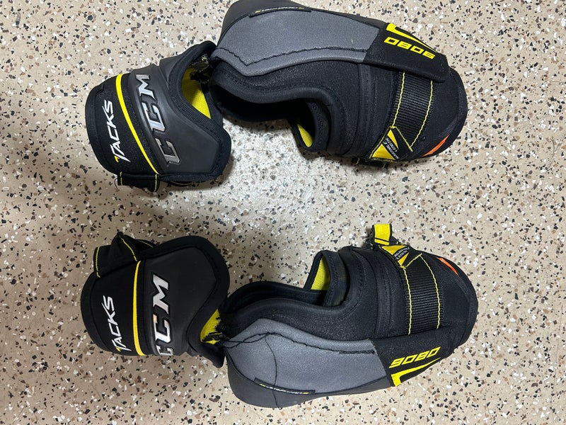 Medium Senior CCM Tacks 9080 Elbow Pads (New)