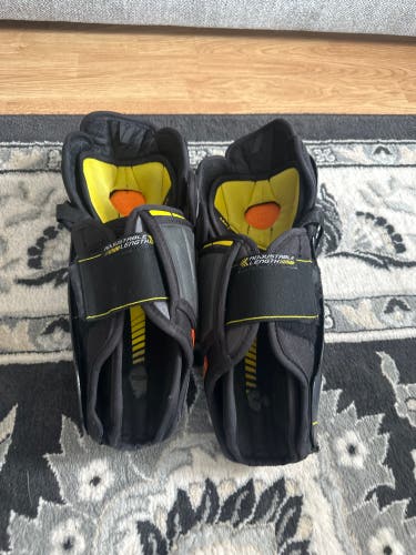 Junior CCM Tacks 9080 12" Shin Pads  (Used)
