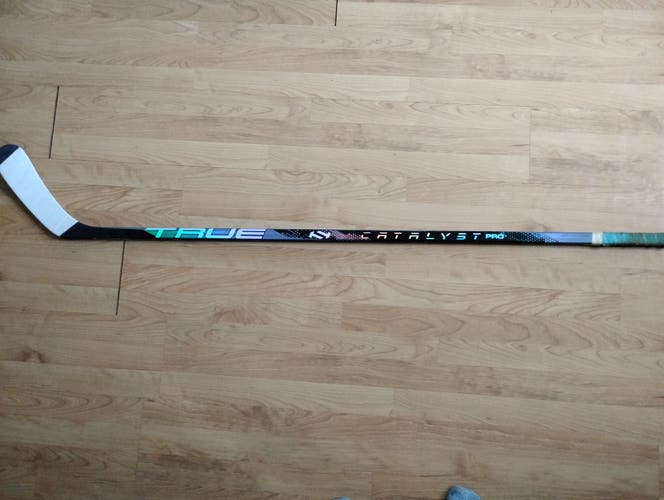 Senior True Catalyst Pro Right Handed Hockey Stick T92.5