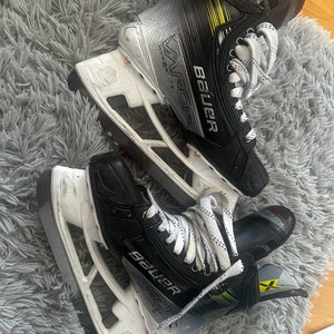 2025 Bauer Vapor Hyperlite 2 Hockey Skates Regular Width   8.5 (Used)