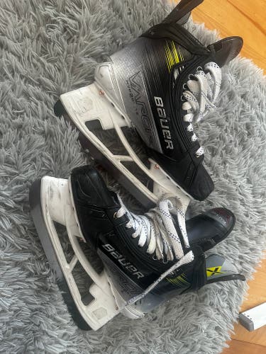 2025 Bauer Vapor Hyperlite 2 Hockey Skates Regular Width   8.5 (Used)