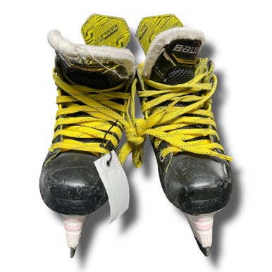 Used Bauer SUPREME M4 Junior Hockey Skate Junior 02.5 11375-S000362644