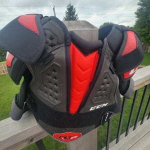 Medium Junior CCM QuickLite 270 Shoulder Pads (Used)