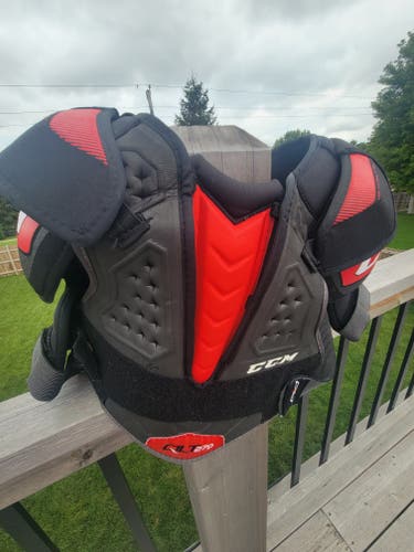 Medium Junior CCM QuickLite 270 Shoulder Pads (Used)