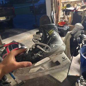Bauer Vapor Hyperlite 2 Hockey Skates Regular Width   7.5 (Used)
