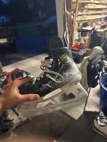 Bauer Vapor Hyperlite 2 Hockey Skates Regular Width   7.5 (Used)