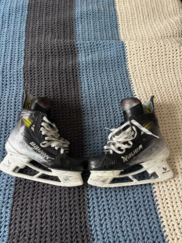 2023 Bauer Vapor Hyperlite 2 Hockey Skates Regular Width   9 (Used)