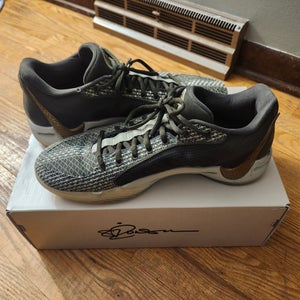 Size M 10.5 (W 11.5) Nike Shoes (Used)