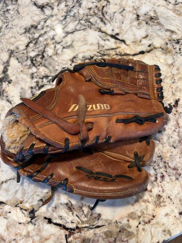 Mizuno MCL4001 RH Classic Baseball Glove 11" (Used)