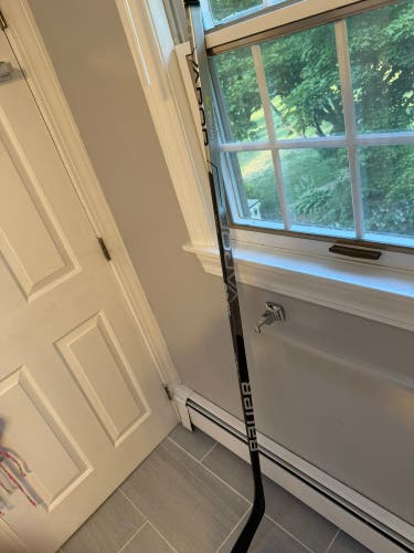 Intermediate Bauer Vapor Hyperlite Right Handed Hockey Stick (New)