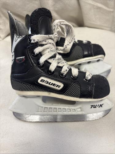 Junior Youth Size 8 Bauer Impact 300 Ice Hockey Skates