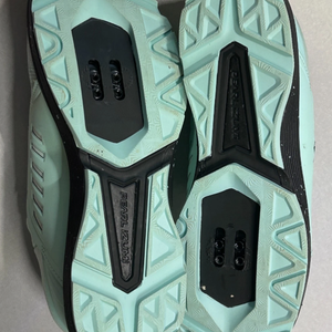 Women's Size 8 Pearl Izumi Bike Shoes (New)