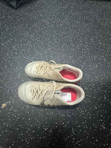 Used Nike Soccer Cleats Grey Junior 04.5 11849-S000024424